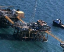В США ищут нефтяников пропавших после взрыва в Мексиканском заливе