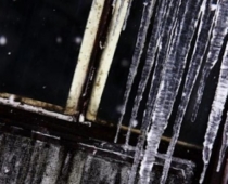 В Саратове на ребенка упала глыба льда с крыши школы. Крыша мега обрушение