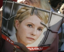 Около 500 сторонников Юлии Тимошенко находятся под стенами Высшего. 